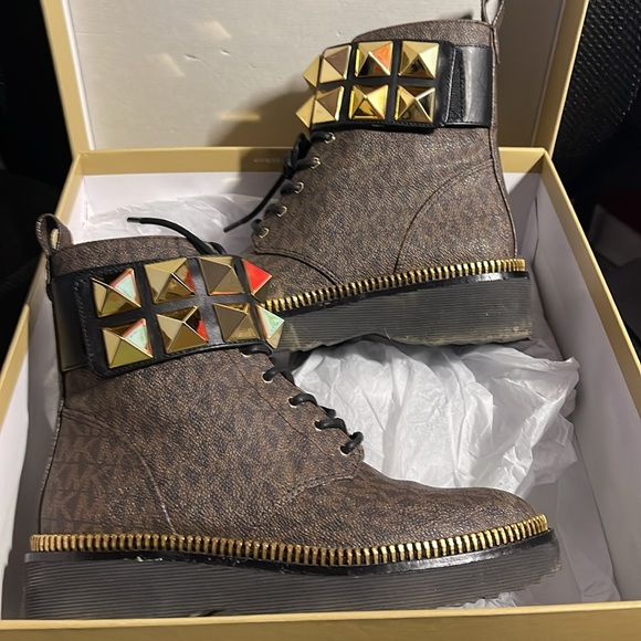 Michael Kors boots.  Size 5 - Picture 3 of 3